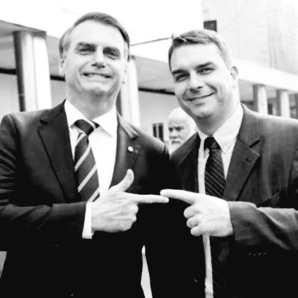 depeniotatto's tweet photo. 🚨URGENTE🚨TARIFAÇO CONFIRMADO! Os EUA confirmaram novo tarifaço de 25% sobre produtos brasileiros. Coincidentemente, o anúncio ocorre após a visita de Flávio Bolsonaro ao presidente Trump. Notaram que a família Bolsonaro nunca decepciona quando o assunto é prejudicar o Brasil? https://t.co/wWR4ez5tfr