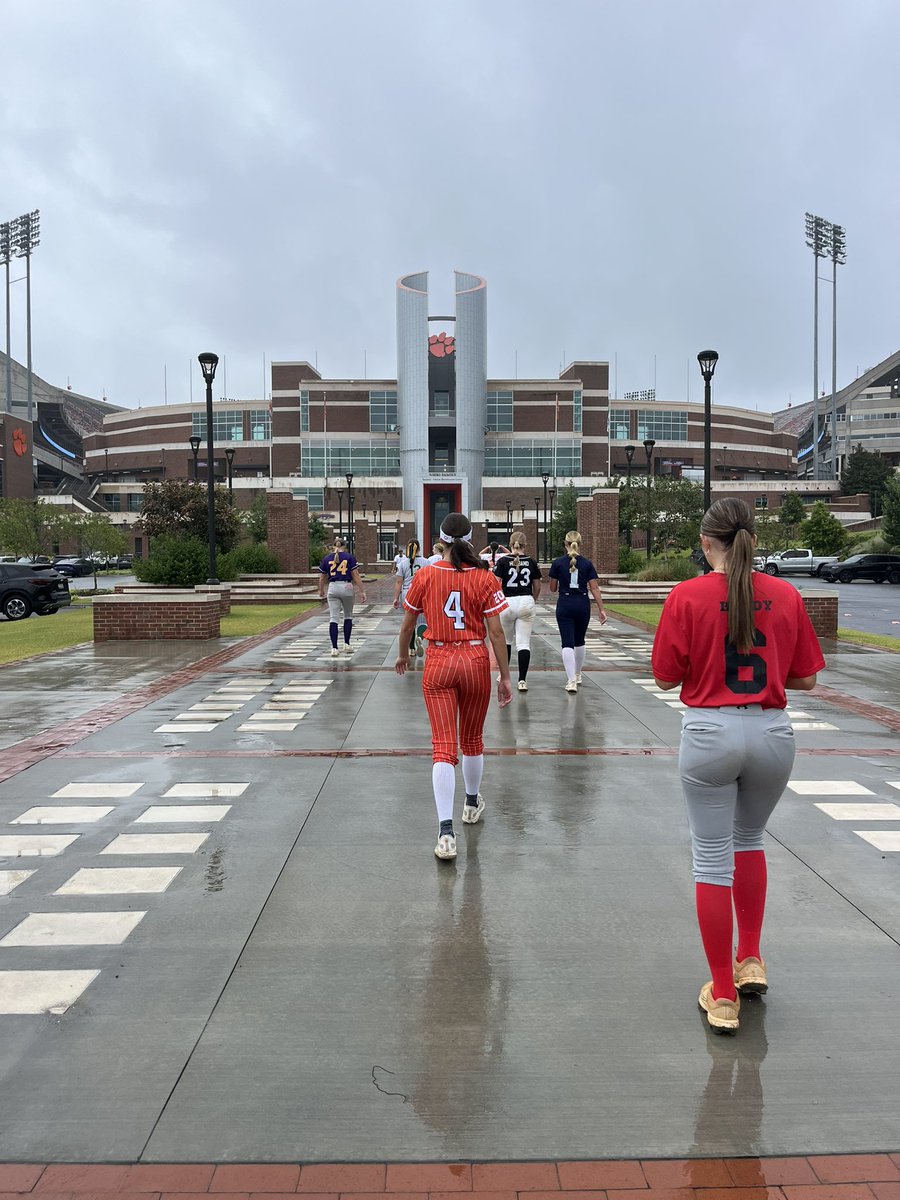 TNMojoHoward's tweet photo. Thank you @clemsonsoftball! @EllaStigliano29, @AddisonEastley and @ZoeHoward04 attended camp and enjoyed the mix of offense, defense, live scrimmaging and the campus tour. With only 55 girls, they got multiple reps and one-on-one instruction from your awesome team! Go Tigers! https://t.co/jVCpM9JU1R