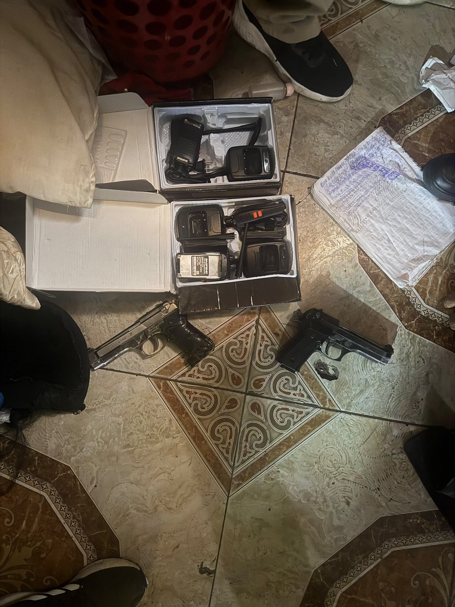 JohnReimberg's tweet photo. Guayaquil

CUATRO APRESADOS EN FLAGRANCIA POR MICROTRÁFICO DE DROGA. 

En el operativo ATLAS-598-ZI-DMG, ejecutado en el distrito Portete, la Policía Nacional allanó dos inmuebles utilizados como centro de acopio de armas, drogas y equipos de comunicación vinculados al grupo delictivo “Freddy Krueger”.

Como resultado, fueron aprehendidos tres adultos y aislado un menor de edad, además del decomiso de dos pistolas, 281 dosis de cocaína, 17 dosis de heroína, tres radios de comunicación, un alimentador, un celular y dinero en efectivo.

Los individuos fueron puestos a órdenes de las autoridades judiciales.

Seguimos trabajando.