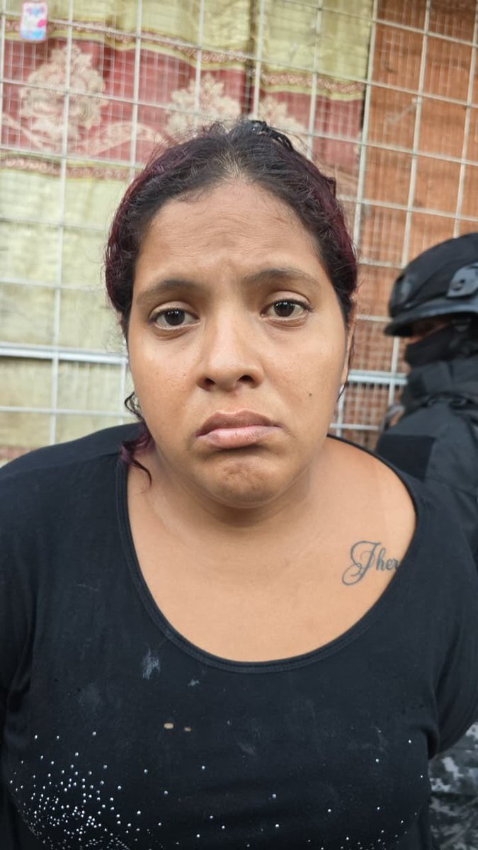 JohnReimberg's tweet photo. Guayaquil

CUATRO APRESADOS EN FLAGRANCIA POR MICROTRÁFICO DE DROGA. 

En el operativo ATLAS-598-ZI-DMG, ejecutado en el distrito Portete, la Policía Nacional allanó dos inmuebles utilizados como centro de acopio de armas, drogas y equipos de comunicación vinculados al grupo delictivo “Freddy Krueger”.

Como resultado, fueron aprehendidos tres adultos y aislado un menor de edad, además del decomiso de dos pistolas, 281 dosis de cocaína, 17 dosis de heroína, tres radios de comunicación, un alimentador, un celular y dinero en efectivo.

Los individuos fueron puestos a órdenes de las autoridades judiciales.

Seguimos trabajando.