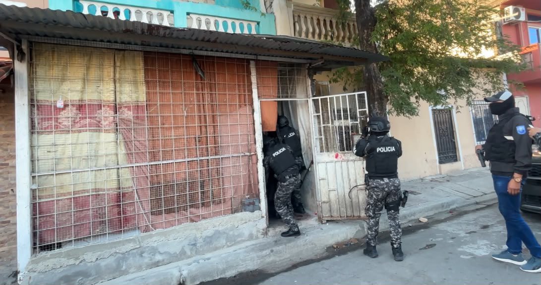 JohnReimberg's tweet photo. Guayaquil

CUATRO APRESADOS EN FLAGRANCIA POR MICROTRÁFICO DE DROGA. 

En el operativo ATLAS-598-ZI-DMG, ejecutado en el distrito Portete, la Policía Nacional allanó dos inmuebles utilizados como centro de acopio de armas, drogas y equipos de comunicación vinculados al grupo delictivo “Freddy Krueger”.

Como resultado, fueron aprehendidos tres adultos y aislado un menor de edad, además del decomiso de dos pistolas, 281 dosis de cocaína, 17 dosis de heroína, tres radios de comunicación, un alimentador, un celular y dinero en efectivo.

Los individuos fueron puestos a órdenes de las autoridades judiciales.

Seguimos trabajando.