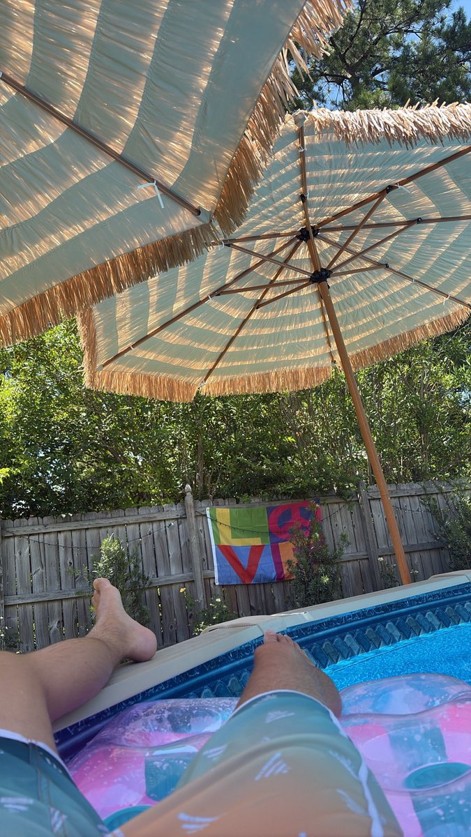 YbgDick's tweet photo. #freefeet #poolbeer https://t.co/ya9FGg8RCP