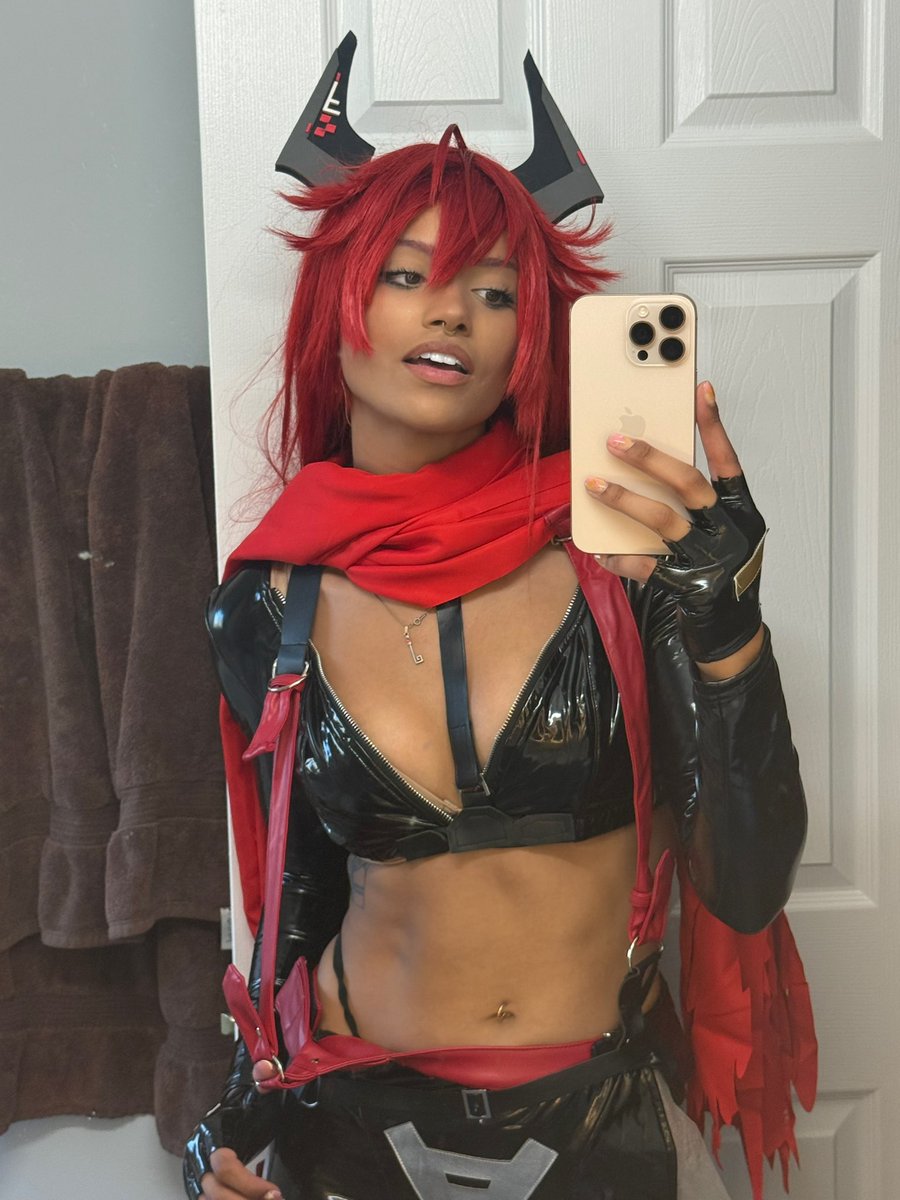 catboymegumi's tweet photo. Feeling red #Nikke https://t.co/88Rc0NYVig