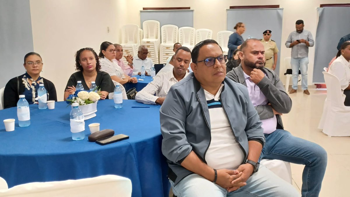 fedomurd's tweet photo. Fedomu Región Valdesia y Digepres capacitan en Azua a técnicos municipales sobre la Nueva Estructura Programática para el Presupuesto Municipal 2027 🏛️
Encabezan: Rafael Hidalgo, Carmen Ramírez y Víctor Figuereo.
#Fedomu #Digepres #Azua https://t.co/DD6BkMadZh