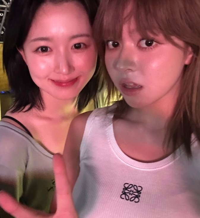 npomvtt's tweet photo. 💍💍 OFICIALIZOU! Haewon do NMIXX falando sobre ela e Lily em evento recente:

"Hoje eu e a Lily nos vestimos como se fôssemos casadas" https://t.co/kMyuQrWmWc