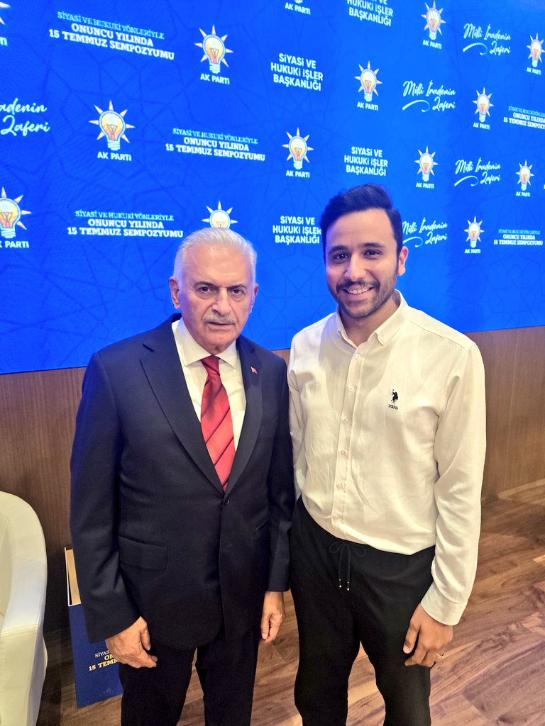 mo18Gamal's tweet photo. 15 Temmuz gecesi meydanlarda dik duran, iradesine sahip çıkan tüm kahramanlarımızı saygıyla anıyorum. O karanlık gece, liderimiz Recep Tayyip Erdoğan’ın önderliğinde
 son Başbakanımız Binali Yıldırım, dönemin İçişleri Bakanı Efkan Ala ve Aydın meydanlarında duruşuyla bilinen ADÜ Rektörü Cavit Bircan gibi isimlerle milletimiz omuz omuza vererek destan yazdı. Unutmadık, unutmayacağız! 🇹🇷 #15Temmuz