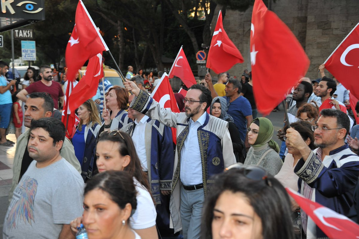 mo18Gamal's tweet photo. 15 Temmuz gecesi meydanlarda dik duran, iradesine sahip çıkan tüm kahramanlarımızı saygıyla anıyorum. O karanlık gece, liderimiz Recep Tayyip Erdoğan’ın önderliğinde
 son Başbakanımız Binali Yıldırım, dönemin İçişleri Bakanı Efkan Ala ve Aydın meydanlarında duruşuyla bilinen ADÜ Rektörü Cavit Bircan gibi isimlerle milletimiz omuz omuza vererek destan yazdı. Unutmadık, unutmayacağız! 🇹🇷 #15Temmuz