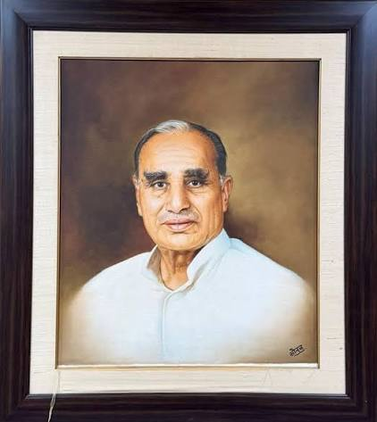 zeerajasthan_'s tweet photo. डॉ. सुभाष चंद्रा और उनके भाई अपने पिता स्वर्गीय श्री नंद किशोर गोयनका जी की विरासत को सम्मान देते हुए हिसार में एक शैक्षणिक संस्थान की स्थापना करेंगे।

परिवार द्वारा लगभग 100 करोड़ रुपये के निवेश से हिसार के अग्रोहा में 32 एकड़ भूमि पर श्री नंद किशोर गोयनका विश्वविद्यालय की स्थापना की जाएगी।

स्वर्गीय श्री नंद किशोर गोयनका जी के सम्मान में, गोयनका परिवार ने हिसार में प्रतिदिन 'शांति बैठकें' आयोजित की हैं, और 26 जुलाई 2026 को 'रसम पगड़ी' समारोह आयोजित किया जाएगा।

मुंबई, 15 जुलाई 2026: एस्सेल समूह के अध्यक्ष डॉ. सुभाष चंद्रा ने अपने भाइयों श्री लक्ष्मी नारायण गोयल, श्री जवाहर गोयल और श्री अशोक गोयल के साथ मिलकर अपने पिता स्वर्गीय श्री नंद किशोर गोयनका जी को श्रद्धांजलि अर्पित करते हुए हिसार के अग्रोहा में श्री नंद किशोर गोयनका विश्वविद्यालय की स्थापना की घोषणा की है। यह शिक्षण संस्थान गोयनका परिवार के स्वामित्व वाली 32 एकड़ भूमि पर स्थापित किया जाएगा और इसमें लगभग 100 करोड़ रुपये का निवेश होगा। सामाजिक सेवा और सामुदायिक कल्याण पर केंद्रित उत्कृष्टता केंद्र के रूप में परि��ल्पित यह विश्वविद्यालय, स्वर्गीय श्री नंद किशोर गोयनका जी की परोपकारी कार्यों के प्रति आजीवन प्रतिबद्धता को आगे बढ़ाने का प्रयास करेगा। विश्वविद्यालय 'सामाजिक सेवा' और 'समाज को वापस देना' पर केंद्रित एक विशिष्ट और अनूठा पाठ्यक्रम शुरू करेगा।

गोयनका परिवार ने यूनिवर्सिटी बनाने के लिए अहमदाबाद के एंटरप्रेन्योरशिप डेवलपमेंट इंस्टीट्यूट ऑफ इंडिया (EDII) के साथ एक समझौता किया है।
यह घोषणा ड���. चंद्रा ने हिसार के अग्रोहा में स्वर्गीय श्री नंद किशोर गोयनका जी के अंतिम संस्कार के बाद की, जहाँ हज़ारों शुभचिंतक और परिवार के सदस्य मौजूद थे। पूरे इलाके के लोगों ने दिवंगत आत्मा को श्रद्धांजलि दी, जो स्वर्गीय श्री नंद किशोर गोयनका जी के प्रति लोगों के गहरे स्नेह, सम्मान और सद्भावना को दर्शाता है, जिसे उन्होंने जीवन भर कमाया था। अंतिम संस्कार में देश भर से कई प्रतिष्ठित हस्तियाँ और प्रम��ख राजनेता भी शामिल हुए, जो ��नकी याद और समाज में उनके महत्वपूर्ण योगदान का सम्मान करने के लिए एक साथ आए थे। उपस्थित लोगों में केंद्रीय मंत्री मनोहर लाल, पूर्व केंद्रीय मंत्री डॉ. हर्षवर्धन, हरियाणा के कैबिनेट मंत्री रणबीर गंगवा, राज्यसभा सांसद सुभाष बराला, हांसी के विधायक विनोद भयाना, हरियाणा के पूर्व मंत्री कमल गुप्ता, आदमपुर के विधायक चंद्रप्रकाश और नोहर (राजस्थान) के विधायक अमित चाचाण शामिल थे।
देश के प्रधानमंत्री नरेंद्र मोदी ने भी गोयनका परिवार को एक भावपूर्ण पत्र लिखा, जिसमें उन्होंने स्वर्गीय श्री नंद किशोर गोयनका जी को एक प्रेरणादायक व्यक्तित्व बताया, जिन्होंने अपने दशकों लंबे सार्वजनिक जीवन में कड़ी मेहनत को सबसे अधिक महत्व दिया। प्रधानमंत्री ने कहा, "उन्होंने न केवल परिवार की व्यावसायिक परंपराओं को समृद्ध किया, बल्कि पूरी ईमानदारी के साथ समाज के प्रति अपनी जिम्मेदारियों को भी निभाया। र��ष्ट्रीय स्वयंसेवक संघ (RSS) की सेवा से प्र���रित और संगठन तथा 'राष्ट्र प्रथम' के आदर्शों से निर्देशित उनका जीवन सादगी और जन-कल्याण का एक उदाहरण था। मैं इसे अपना सौभाग्य मानता हूँ कि कई मौकों पर उनसे मिलने का मौका मिला। उनका स्नेहपूर्ण और मिलनसार स्वभाव हमेशा मेरी यादों में रहेगा। उनका जाना समाज के लिए एक अपूरणीय क्षति है।”
देश भर के विभिन्न क्षेत्रों की जानी-मानी हस्तियों ने स्वर्गीय श्री नंद किशोर गोयनका जी की विरासत को भावभीनी श्रद्धांजलि दी। आंध्र प्रदेश के मुख्यमंत्री एन. चंद्रबाबू नायडू, उत्तर प्रदेश के मुख्यमंत्री योगी आदित्यनाथ, महाराष्ट्र के मुख्यमंत्री देवेंद्र फडणवीस, हरियाणा के मुख्यमंत्री नायब सिंह सैनी और योग गुरु बाबा रामदेव सहित कई राजनीतिक नेताओं ने उनके निधन पर शोक व्यक्त किया। कुमार मंगलम बिड़ला और बॉम्बे स्टॉक एक्सचेंज के एमडी और सीईओ सुंदररमन राममूर्ति जैसी मशहूर व्यापारिक हस्तियों ने ��ी दुख जताया। स्वर्गीय श्री नंद किशोर गोयनका जी की याद में, गोयनका परिवार ने हिसार के देवी भवन मंदिर परिसर स्थित गोयनका सेवा सदन में रोज़ाना 'शांति बैठक' का आयोजन किया है। ये बैठकें सुबह 10 बजे से दोपहर 1 बजे तक और शाम 4 बजे से 7 बजे तक होंगी, जिनमें दोस्त, शुभचिंतक और समुदाय के लोग शामिल होकर प्रार्थना करेंगे और उनके जीवन व विरासत को श्रद्धांजलि देंगे। 26 जुलाई 2026 को दोपहर 3 बजे से शाम 4 बजे तक हिसार के ��ुराने गवर्नमेंट कॉलेज ग्राउंड स्थित महाराजा अग्रसेन भवन में 'रस्म पगड़ी' समारोह भी आयोजित किया जाएगा।
परिवार ने इस दुख की घड़ी में देश भर से मिली प्रार्थनाओं और समर्थन के लिए दिल से आभार व्यक्त किया और उन मूल्यों को आगे बढ़ाने के अपने संकल्प को दोहराया जिन्हें स्वर्गीय श्री नंद किशोर गोयनका जी ने जीवन भर अपनाया।

स्वर्गीय श्री नंद किशोर गोयनका जी का 13 जुलाई 2026 को मुंबई में 96 वर्ष की आयु में ��िधन हो गया। वे अपनी विनम्रता, उदारता और समाज कल्याण के प्रति अटूट समर्पण के लिए बहुत सम्मानित थे। समाज के प्रति अपने योगदान के माध्यम से, उन्होंने सेवा और करुणा के मूल्यों को बढ़ावा दिया और अपने परोपकारी कार्यों व मार्गदर्शन से अनगिनत लोगों ��े जीवन को प्रभावित किया।

#SubhashChandra #NandKishoreGoenka #EsselGroup #Hisar #Tribute

देखिए: https://t.co/o586IRJ7fy