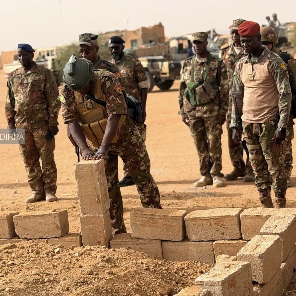 CheickIbtidiani's tweet photo. 📍#Mali | Anéfis, le Haut Commandement salue les forces engagées⏳

Quelques jours après les combats d’Anéfis, le Commandant du Théâtre-Est de l’opération DOUGOUKOLOKO, le Colonel-Major Karim Traoré, s’est rendu sur le terrain pour rendre hommage aux militaires des FAMas et aux combattants du GATIA.

Au cours de cette visite, il a salué leur courage, leur professionnalisme et leur résilience face aux attaques de la coalition JNIM-FLA, tout en réaffirmant le soutien du Haut Commandement aux unités engagées.

Le Colonel-Major a également mis en avant le rôle déterminant de l’Armée de l’Air ainsi que le leadership du Colonel Attaher Maïga, dont l’intervention a permis de renforcer Anéfis, d’assurer l’évacuation des blessés, le ravitaillement du poste et le maintien du moral des troupes.

Cette visite réaffirme la volonté des autorités militaires de poursuivre les opérations jusqu’au rétablissement durable de la sécurité et de l’intégrité territoriale. Unis, nous vaincrons. 

#AESFort et #AESUnis 
#Nous_sommes_AES 🇧🇫🇲🇱🇳🇪
#Les_FAMas_notre_Fierté ✊🏿
#AESUnisContreLaPropagande 
#vaincre_le_terrorisme_ensemble 🇲🇱🇳🇪🇧🇫✌🏿
#GatsaGatsa🇸🇳
#Ou_sont_les_têtes_pensantes 
Suivez la chaîne Actualité Sécuritaire dans le Sahel 🇧🇫🇲🇱🇳🇪 sur WhatsApp et Telegram  : 
https://t.co/eMLCeUx7ro
https://t.co/JdA5uGRBZS