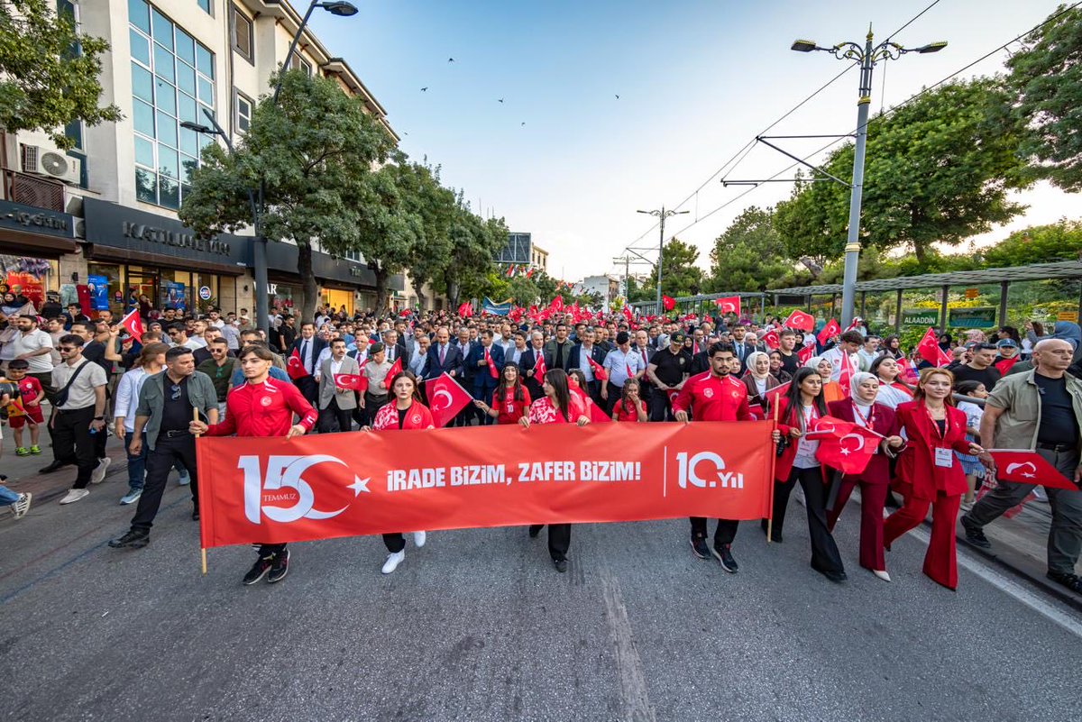 fatihozgokcen's tweet photo. 15 Temmuz Demokrasi ve Millî Birlik Günü'nün 10. yıl dönümünde, hemşehrilerimizle birlikte kortej yürüyüşümüzü gerçekleştirip Kılıçarslan Şehir Meydanı'ndaki anma programımızda tek yürek olduk.

Milli irademize sahip çıkan, meydanları boş bırakmayan tüm Konyalı hemşehrilerime teşekkür ediyorum. 

Şehitlerimizi rahmetle, gazilerimizi minnetle anıyorum.

#ZaferBizim🇹🇷