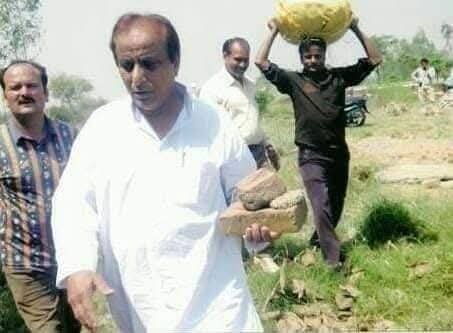 azizkavish's tweet photo. जोहर यूनिवर्सिटी बनाने में मजदूरों के साथ आजम खान ने भी ईंट लगाई और फावड़ा चलाया।
यह सोचकर कि वह दुनिया में रहे ना रहे पढ़ने वालों के लिए जोहर यूनिवर्सिटी रहेगी। https://t.co/zP5kbzETLX