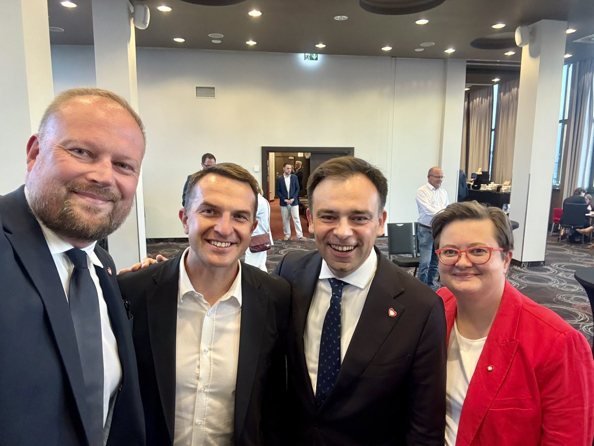WZembaczynski's tweet photo. Po spotkaniu @ko_klub z Premierem @donaldtusk mam jeszcze większe przekonanie, że z tak profesjonalną, zaangażowaną i odpowiedzialną ekipą możemy dokonać w Polsce naprawdę wielkich rzeczy. Do pracy! 🇵🇱💪 https://t.co/raoPAiSA1c
