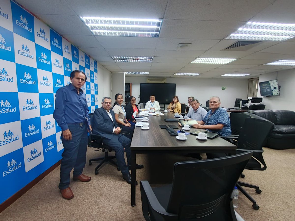 SinatraEssalud's tweet photo. 📢 SINATRA sostuvo una reunión con la Alta Dirección de @EsSaludPeru 

Se abordaron temas como la Asignación por Indicadores, el Arbitraje Judicial 2018 y las presuntas irregularidades que aún persisten en algunas Redes Asistenciales, como Puno.

#sinatra #trabajadores https://t.co/3XgtLPgDVk