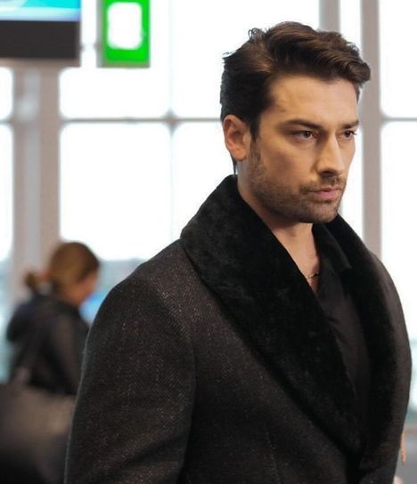 bekliyorum37385's tweet photo. Hakan Dağıstan; karizması, şıklığı ve kalbindeki derin sevgiyle büyüleyen, sırlar içinde dürüstlük arayan asil bir adam. 🖤✨
​#SendenÖnce #HakanDağıstan #AlpNavruz ​#ما_قبلك https://t.co/qHfNKNntST