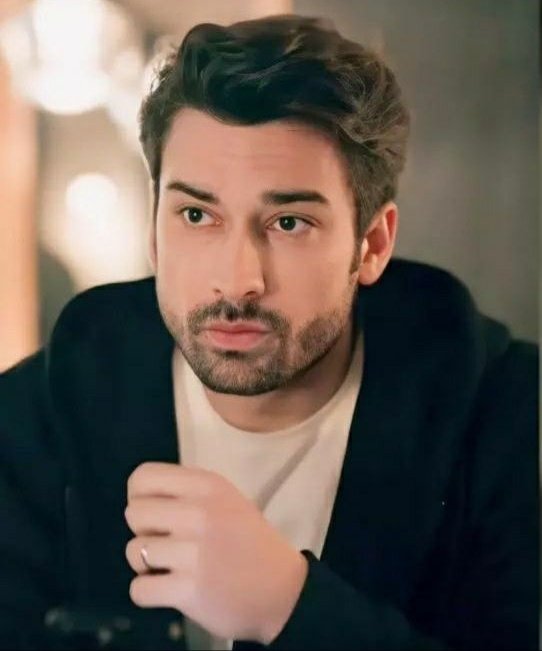 bekliyorum37385's tweet photo. Hakan Dağıstan; karizması, şıklığı ve kalbindeki derin sevgiyle büyüleyen, sırlar içinde dürüstlük arayan asil bir adam. 🖤✨
​#SendenÖnce #HakanDağıstan #AlpNavruz ​#ما_قبلك https://t.co/qHfNKNntST