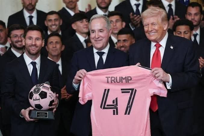 Flaviamaynarte's tweet photo. Messi é racista, apoia o sionismo genocida que mata crianças e mulheres, apoia o governo de Miley, que mata o povo argentino de fome e apoia Trump contra os imigrantes. A seleção da Argentina tem os mesmos adjetivos, pois se cala. Não torço para estes merdas de jeito nenhum. https://t.co/IKRnX1N6Vd