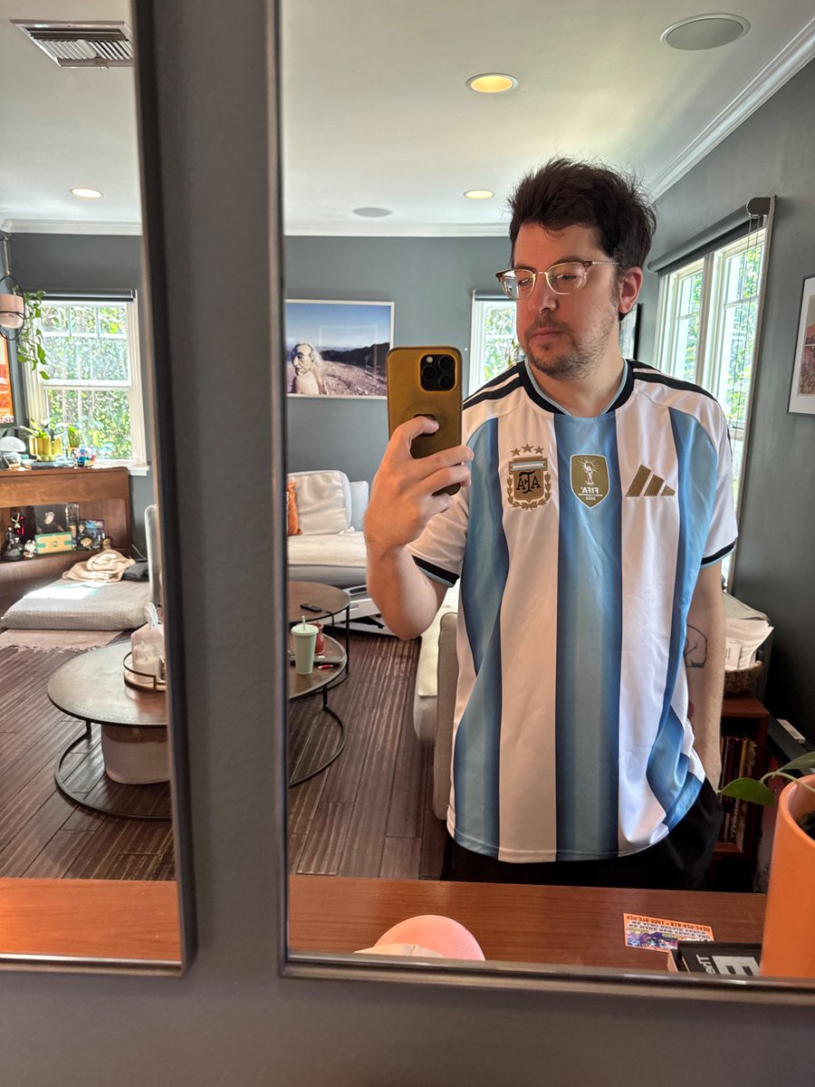 Indie5051's tweet photo. Mclovin apoyando a Argentina. https://t.co/CrKFLEDpx7