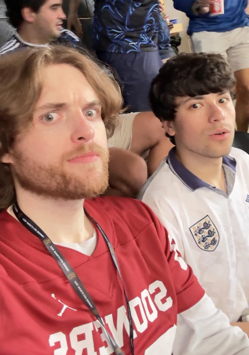 mikeydrms's tweet photo. i didnt post here for over a month and this pic brought me back to life WHAT HAPPENED TO HIS HAIR 😭😭 https://t.co/1oZQyDbvav