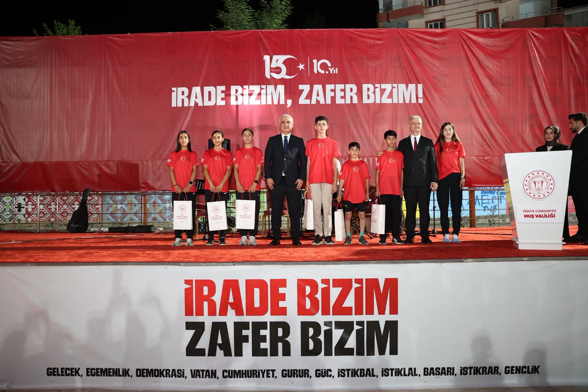 TCMusValiligi's tweet photo. İrade Bizim, Demokrasi Bizim🇹🇷

Valimiz Sayın @Valiavnicakir, ilimiz protokolü ve hemşehrilerimizle birlikte,

15 Temmuz Demokrasi ve Millî Birlik Günü'nün 10. yıl dönümü dolayısıyla Valiliğimiz koordinesinde Muş Kent Meydanı'nda düzenlenen anma programına katıldı.

Aziz şehitlerimizin emaneti, kahraman gazilerimizin onuru ve milletimizin destansı direnişi, dualar, birlik ve beraberlik ruhuyla bir kez daha yad edildi.

Yoğun katılımla devam eden programda, 15 Temmuz'un unutulmayacağı, unutturulmayacağı ve millî iradeye daima sahip çıkılacağı bir kez daha güçlü şekilde vurgulandı.
Programımız devam ediyor...#Muş

@TC_icisleri @iletisim
#İradeBizimVatanBizim 🇹🇷
#İradeBizimEgemenlikBizim 🇹🇷
#İradeBizimİstikbalBizim 🇹🇷
#İradeBizimZaferBizim 🇹🇷
#İradeBizimDemokrasiBizim 🇹🇷
#15Temmuz

📍 Kent Meydanı | Muş