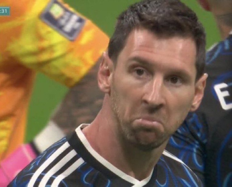 AdriRM33's tweet photo. Enzo Fernández dando un puñetazo al jugador de INGLATERRA.

QUÉ ASCO 🤢 https://t.co/sxbNAPMzfm