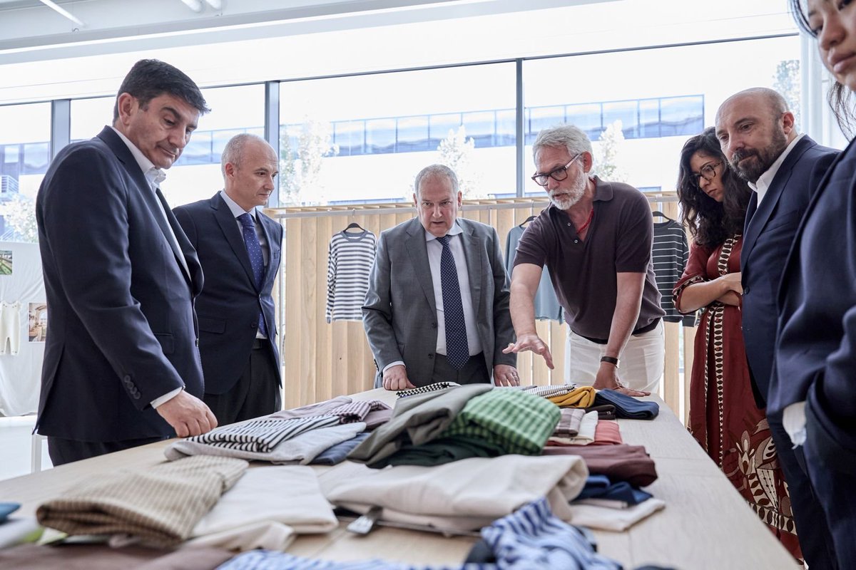 minturgob's tweet photo. El ministro @jordihereub ha visitado las instalaciones de Inditex en Arteixo (A Coruña), donde ha conocido de primera mano el trabajo de los equipos que participan en cada decisión y el modelo industrial y logístico de uno de los grandes grupos empresariales de España. https://t.co/8pYFGXIYR6
