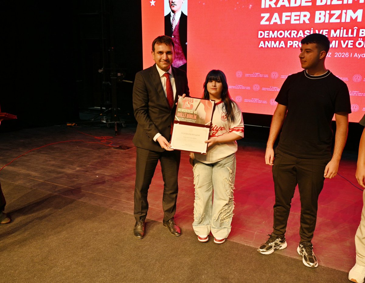elaz_ka's tweet photo. 15 Temmuz D. ve Milli Birlik Günü Afiş yarışmasında Öğrencimiz Asmin Yıldırım Türkiye 3.sü oldu.Öğrencimizin ödülünü Elazığ eski Mem Müdürü, Aydın Mem Müdürü Sn Mehmet YİĞİT verdi. Şehitlerimize Allah' tan rahmet dilerim.Öğrencimizi ve Danışman öğretmenimizi tebrik ederim https://t.co/cCQ0EIVn2I