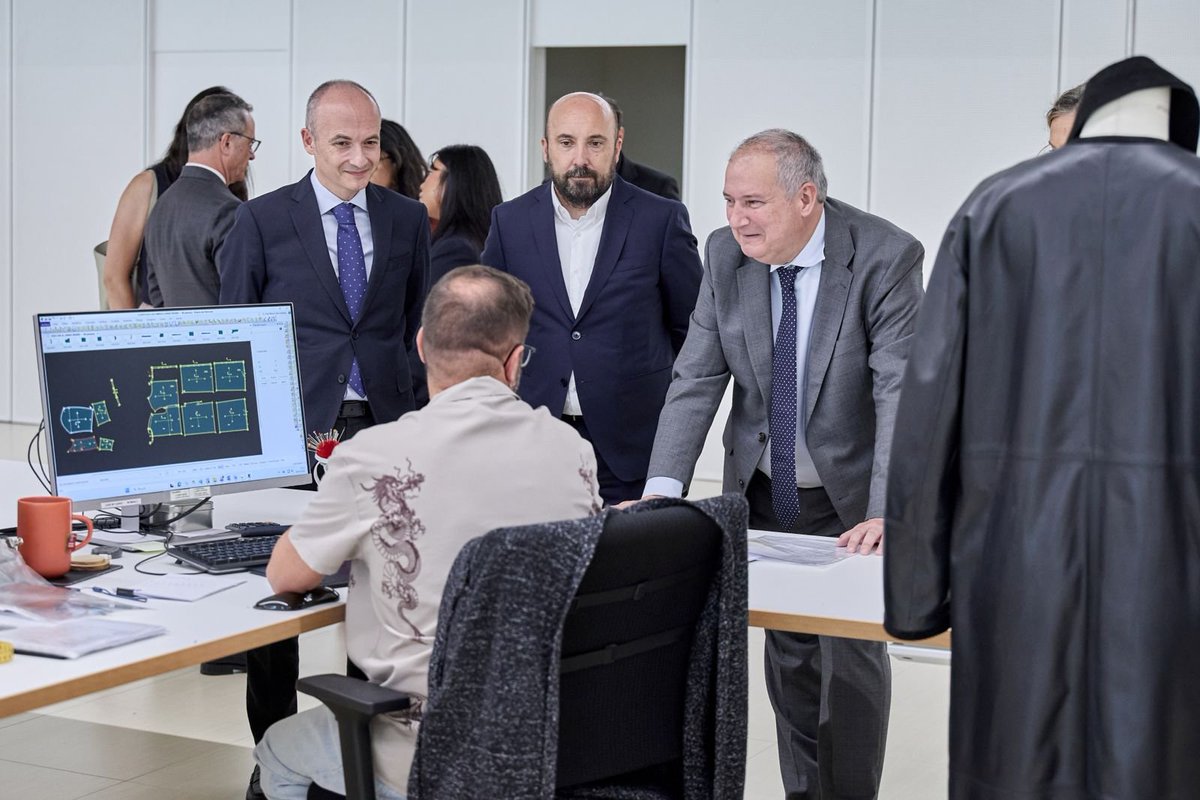 minturgob's tweet photo. El ministro @jordihereub ha visitado las instalaciones de Inditex en Arteixo (A Coruña), donde ha conocido de primera mano el trabajo de los equipos que participan en cada decisión y el modelo industrial y logístico de uno de los grandes grupos empresariales de España. https://t.co/8pYFGXIYR6