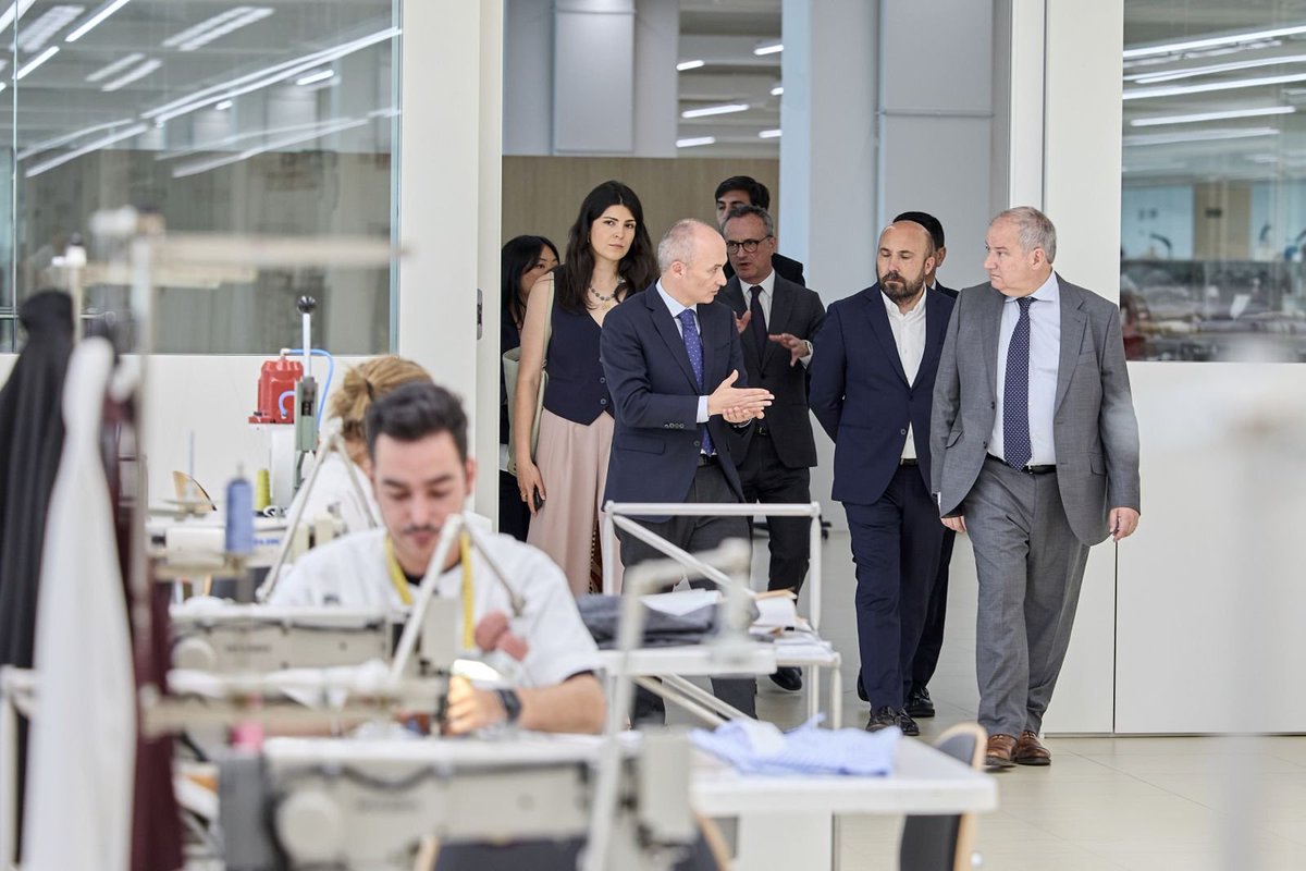 minturgob's tweet photo. El ministro @jordihereub ha visitado las instalaciones de Inditex en Arteixo (A Coruña), donde ha conocido de primera mano el trabajo de los equipos que participan en cada decisión y el modelo industrial y logístico de uno de los grandes grupos empresariales de España. https://t.co/8pYFGXIYR6