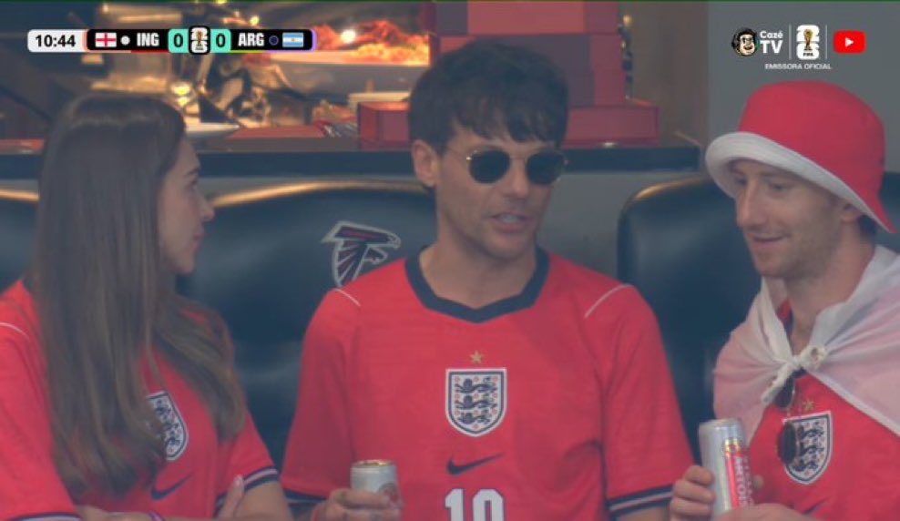 LTWorldUpdates's tweet photo. Louis Tomlinson, Zara y Oli presentes viendo la semifinal entre Argentina e Inglaterra. https://t.co/dNkh7lkzpq