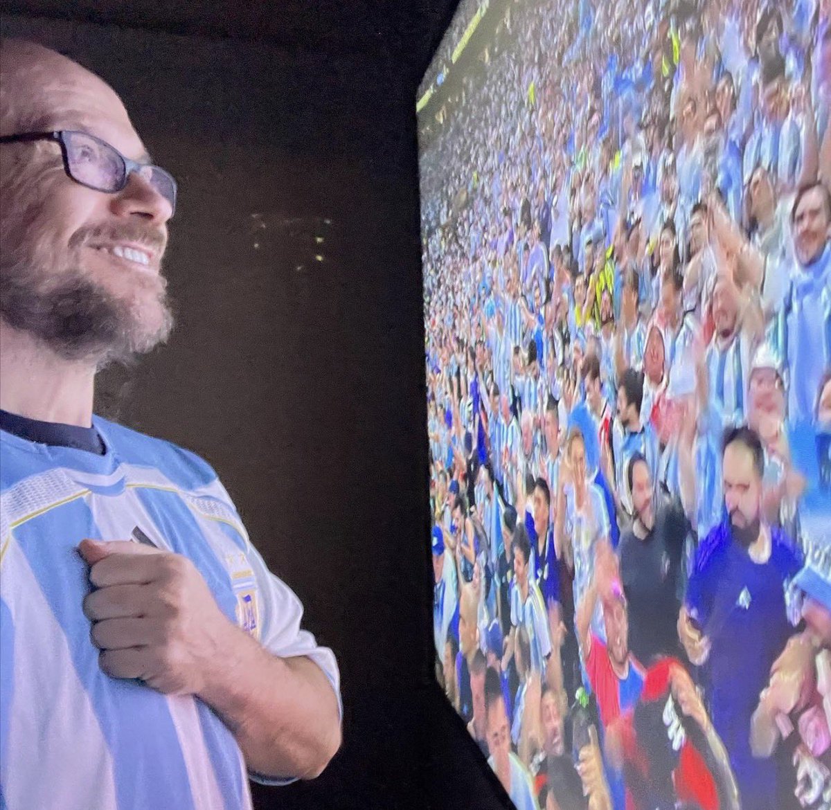 SSantiagosegura's tweet photo. Me van a perdonar los ingleses… pero yo, a muerte con Argentina!!! https://t.co/tccjWI4X7Z