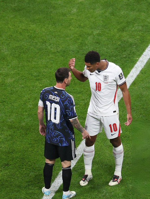 Cr7stianismo_'s tweet photo. Contra el Barça soltó un "ni con Negreira" en la cara de los jugadores culés y del árbitro.

Ahora le hace esto al jugador más corrupto de todos los tiempos.

Jude Bellingham, en el lado bueno de la historia. https://t.co/B4NTQr5szQ