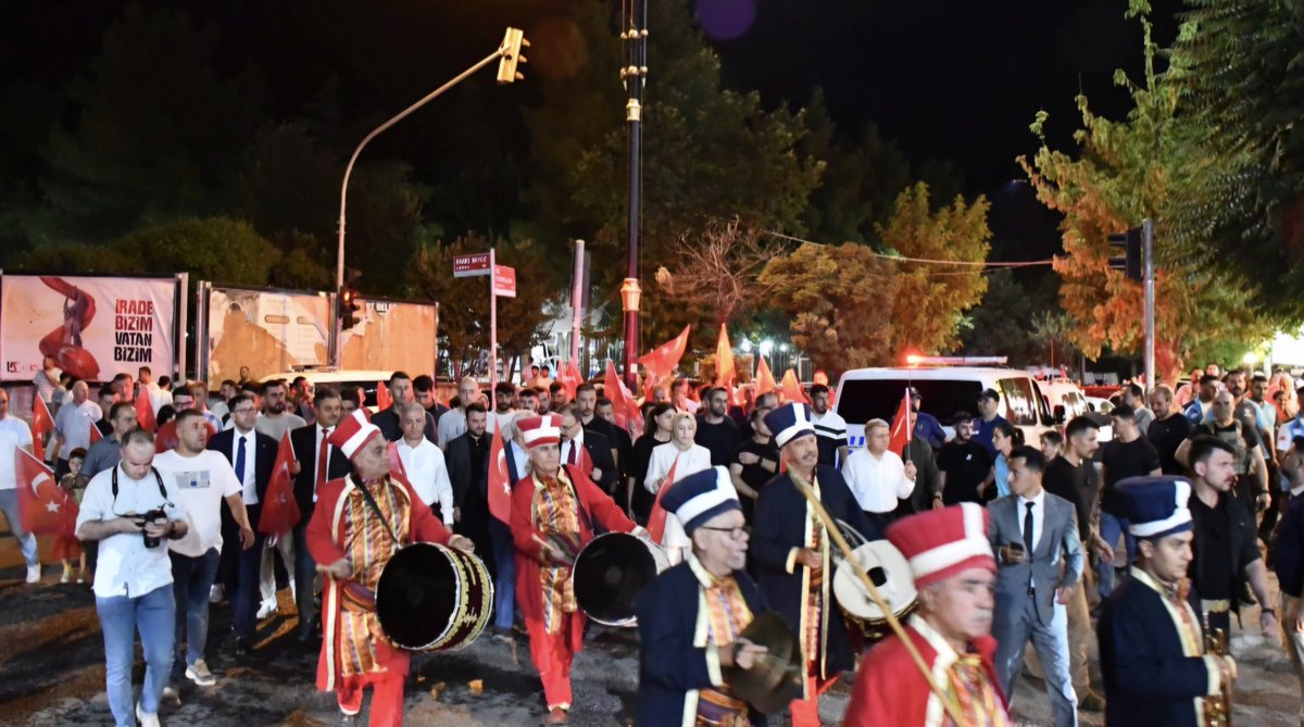 GSB_Siirt's tweet photo. Millî iradeye sahip çıkmak üzere Siirt tek yürek! 

Kızılay önünden başlayan Demokrasi Yürüyüşü ile meydanları dolduran tüm hemşehrilerimize teşekkür ederiz.
​Vatan uğruna can veren aziz şehitlerimizi rahmetle, gazilerimizi minnetle anıyoruz. 🇹🇷 https://t.co/uDJtW2hxBD