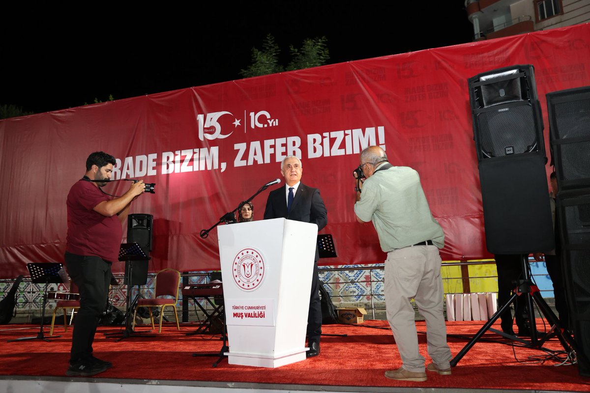 TCMusValiligi's tweet photo. İrade Bizim, Demokrasi Bizim🇹🇷

Valimiz Sayın @Valiavnicakir, ilimiz protokolü ve hemşehrilerimizle birlikte,

15 Temmuz Demokrasi ve Millî Birlik Günü'nün 10. yıl dönümü dolayısıyla Valiliğimiz koordinesinde Muş Kent Meydanı'nda düzenlenen anma programına katıldı.

Aziz şehitlerimizin emaneti, kahraman gazilerimizin onuru ve milletimizin destansı direnişi, dualar, birlik ve beraberlik ruhuyla bir kez daha yad edildi.

Yoğun katılımla devam eden programda, 15 Temmuz'un unutulmayacağı, unutturulmayacağı ve millî iradeye daima sahip çıkılacağı bir kez daha güçlü şekilde vurgulandı.
Programımız devam ediyor...#Muş

@TC_icisleri @iletisim
#İradeBizimVatanBizim 🇹🇷
#İradeBizimEgemenlikBizim 🇹🇷
#İradeBizimİstikbalBizim 🇹🇷
#İradeBizimZaferBizim 🇹🇷
#İradeBizimDemokrasiBizim 🇹🇷
#15Temmuz

📍 Kent Meydanı | Muş