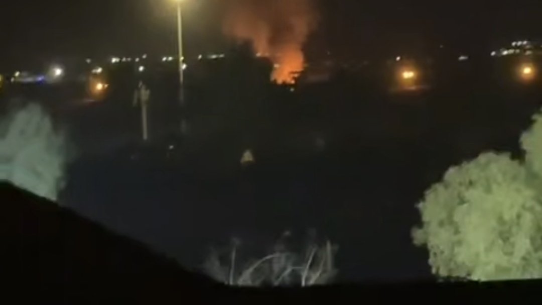 Dheaffarg313's tweet photo. لن تجدي نفعاً، الدفاعات الجوية في اربيل، هذه الصورة لحريق في القنصلية الامريكية في شمال العراق، وهناك أنباء عن اصابات بشرية امريكية. https://t.co/AQzkoDbLIS