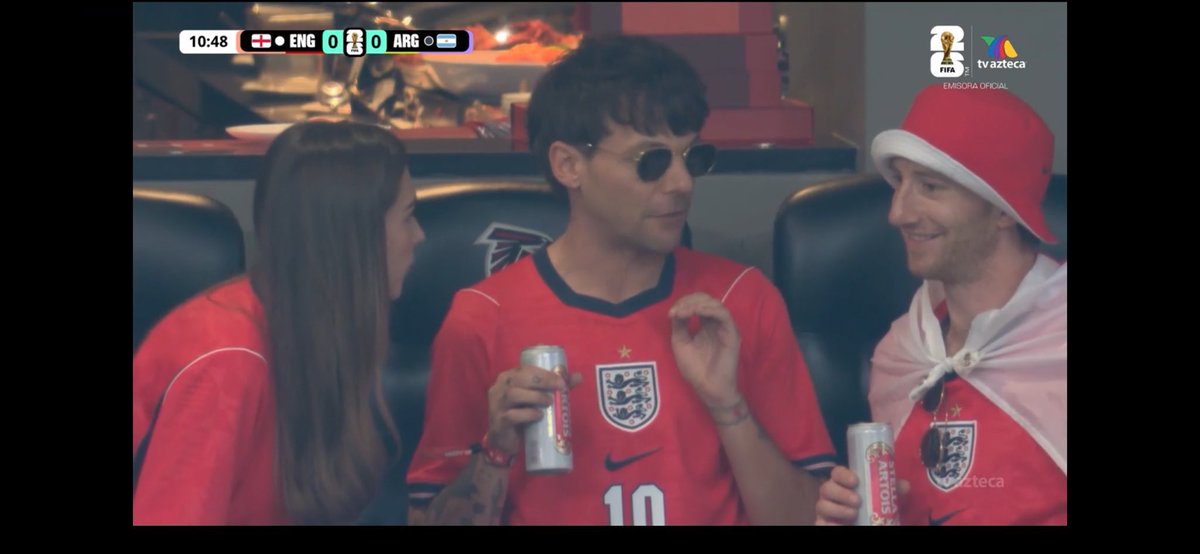 stylesvie's tweet photo. estaba viendo a mi novio bellingham y de la anda wtf mi otro novio louis 💞💞 https://t.co/IlWZrwz2mj
