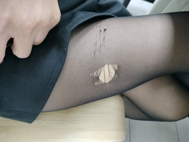 havf889's tweet photo. 絲襪又陣亡一雙了🥺
到底是絲襪太脆弱，
還是它本來就不該穿太久呢？😏 https://t.co/9C8Z30wUvz