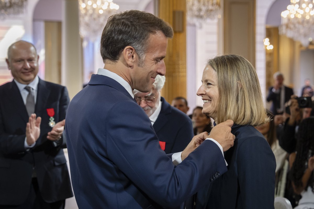 Variety's tweet photo. George Lucas, Jodie Foster, Sigourney Weaver and Chris Meledandri were awarded France's prestigious Legion of Honor by French President Emmanuel Macron in recognition of their impact on international cinema.

https://t.co/ayZ3C9faFs https://t.co/BJRhvJ60Zj