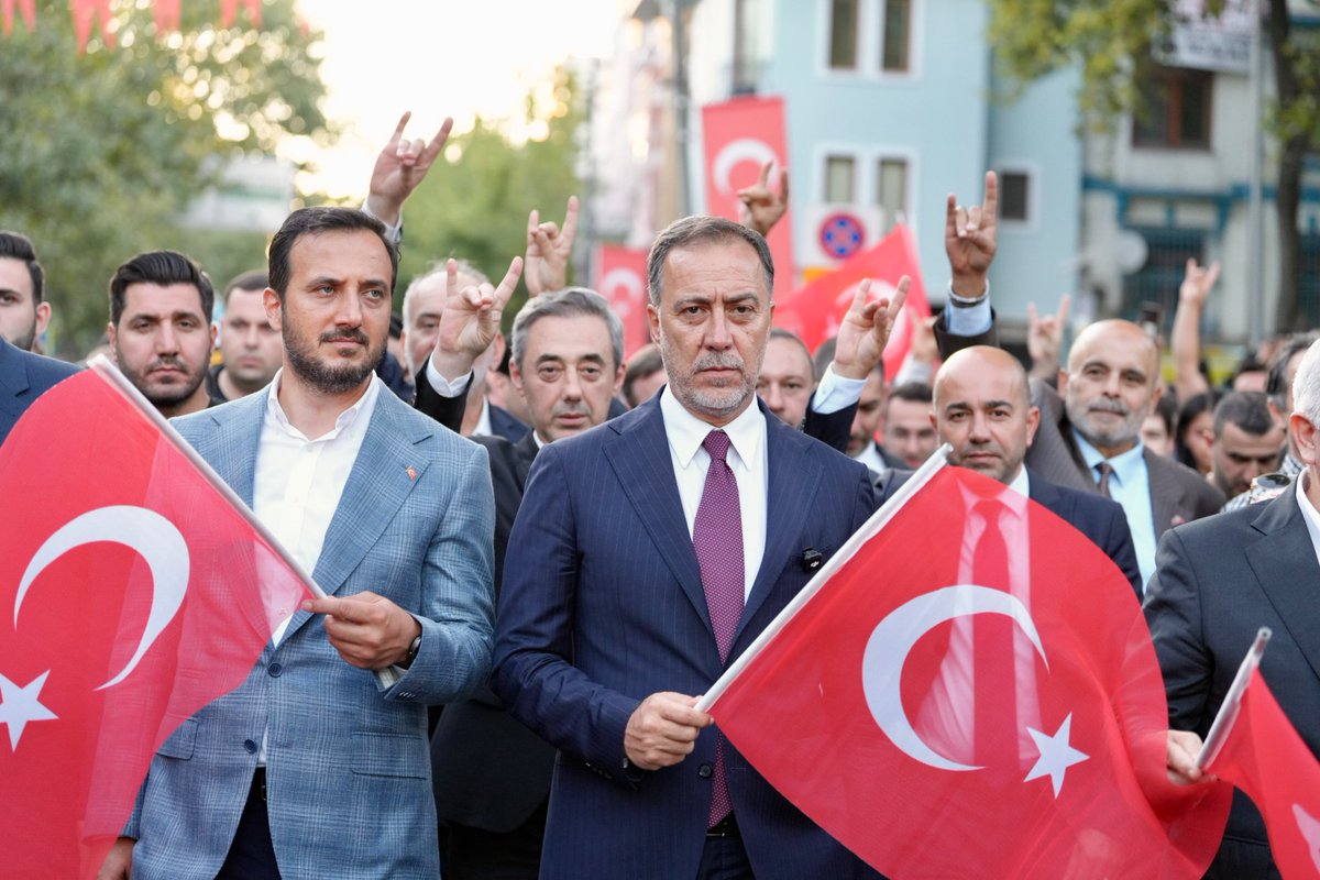 BBvolkanyilmaz's tweet photo. 15 Temmuz Demokrasi ve Birlik Günü'nün 10. Yıldönümü etkinlikleri münasebetiyle Fatih Camii'nden Saraçhane Parkı'na doğru yürüyüşümüzü, yoğun bir katılımla gerçekleştirdik. Milli irade ayakta ve diri olduğu sürece, zafer her daim bizimdir, Türk milletinindir. Bu inançla, kahraman şehitlerimizi dualarla anıyor, ülkemizi, milletimizi her daim muzaffer kılmasını Cenab-ı Allah'tan niyaz ediyorum.