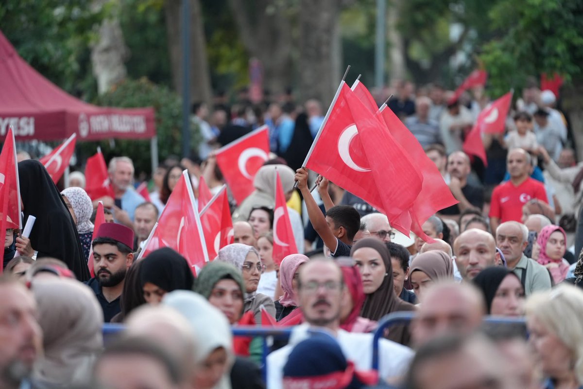 BBvolkanyilmaz's tweet photo. 15 Temmuz Demokrasi ve Birlik Günü'nün 10. Yıldönümü etkinlikleri münasebetiyle Fatih Camii'nden Saraçhane Parkı'na doğru yürüyüşümüzü, yoğun bir katılımla gerçekleştirdik. Milli irade ayakta ve diri olduğu sürece, zafer her daim bizimdir, Türk milletinindir. Bu inançla, kahraman şehitlerimizi dualarla anıyor, ülkemizi, milletimizi her daim muzaffer kılmasını Cenab-ı Allah'tan niyaz ediyorum.