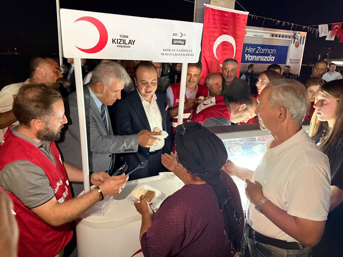 kusadasigov's tweet photo. 15 Temmuz Milli Birlik ve Demokrasi Günü’nde, Kızılay Kuşadası Şubemiz, Kaymakamımız Sayın İbrahim KEKLİK ve Başsavcımız Sayın Murat Can BİÇER ile birlikte halkımıza dondurma ve helva ikramında bulundu.
#15temmuzşehitleri https://t.co/vjeRRLa6jj