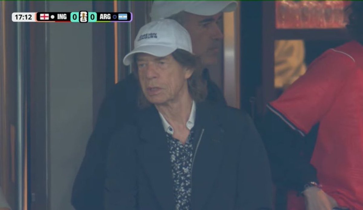 choquei's tweet photo. 🚨VEJA: Mick Jagger está assistindo o jogo da Argentina contra Inglaterra. #ARGxING https://t.co/bJ6kiC6ktS