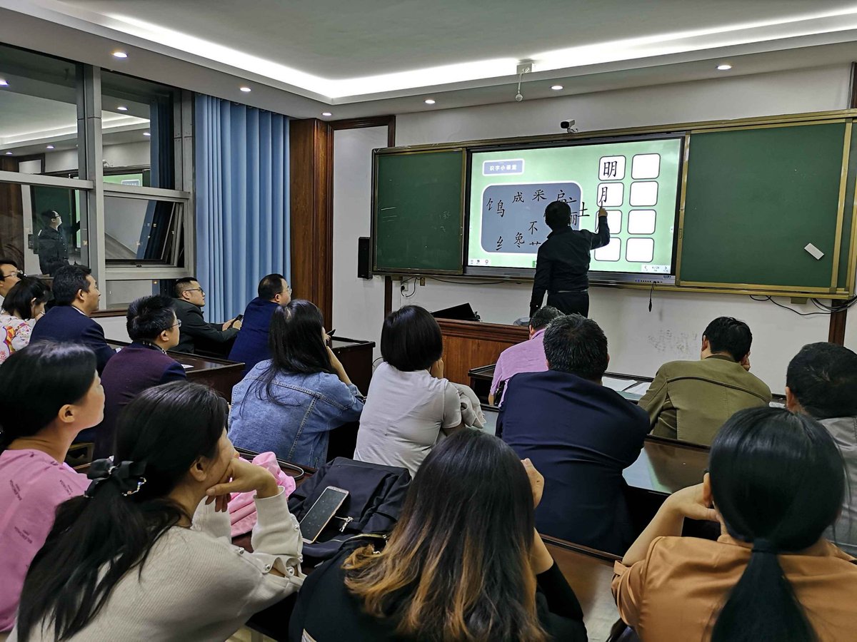 Bugattiti8's tweet photo. 刚结束一场干货拉满的职场沟通技巧培训，解锁了3个高效对话小技巧，感觉上班沟通顺畅度直接up，分享给需要的小伙伴～ https://t.co/KWXWUu13ia
