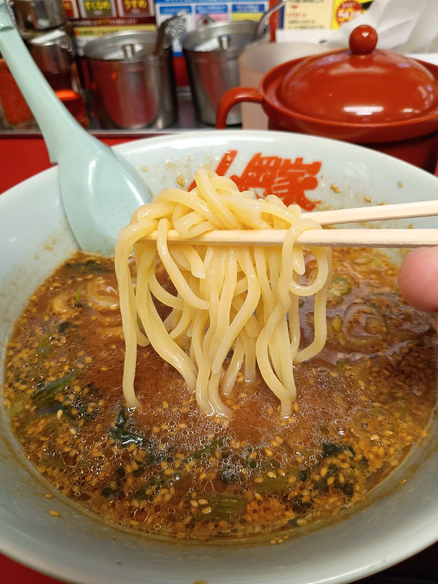 P5Us1's tweet photo. 山岡家富山田尻店
味噌つけ麺3.5玉＋半ライス＋クーポンのコロチャー
山岡家で初めてのつけ麺🍜デフォで1.5玉あるのと割スープ付いてくる。
味噌はけっこう酸味ある感じ（珈琲の酸味あるタイプ）で好み分かれそう😅麺は冷たく無くぬるめ。
#富山ラーメン https://t.co/kigLBOOY3O