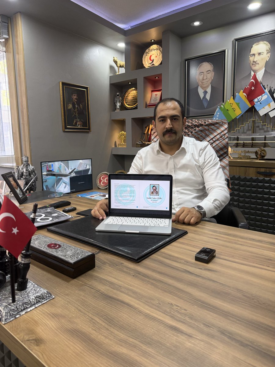 bahadrgkmn's tweet photo. Kıymetli Hemşehrilerimiz, Aziz Dava Arkadaşlarım. 
Sivas Ülkü Ocakları İl Başkanlığı olarak büyük bir titizlik ve uzun soluklu bir çalışmanın ardından hazırlıklarının son aşamasına geldiğimiz “Sivaslı Ülkücü Şehitler” kitabımızı çok yakında sizlerle buluşturmanın gurur ve heyecanını yaşıyoruz. Bu eser; vatanı, milleti ve mukaddesatı uğruna canlarını feda eden Sivaslı Ülkücü Şehitlerimizin aziz hatıralarını yaşatmak, onların kutlu mücadelesini gelecek nesillere aktarmak ve tarihe kalıcı bir not düşmek amacıyla hazırlanmıştır. Her satırında vefa, her sayfasında fedakârlık ve dava şuuru bulunan bu kıymetli eser, şehitlerimize olan minnet borcumuzun mütevazı bir nişanesi olacaktır.
Aziz şehitlerimizi rahmet, minnet ve dualarla yâd ediyor; emanetlerine sahip çıkma kararlılığımızı bir kez daha ifade ediyoruz.
Ruhları şad, mekânları cennet olsun.🇹🇷