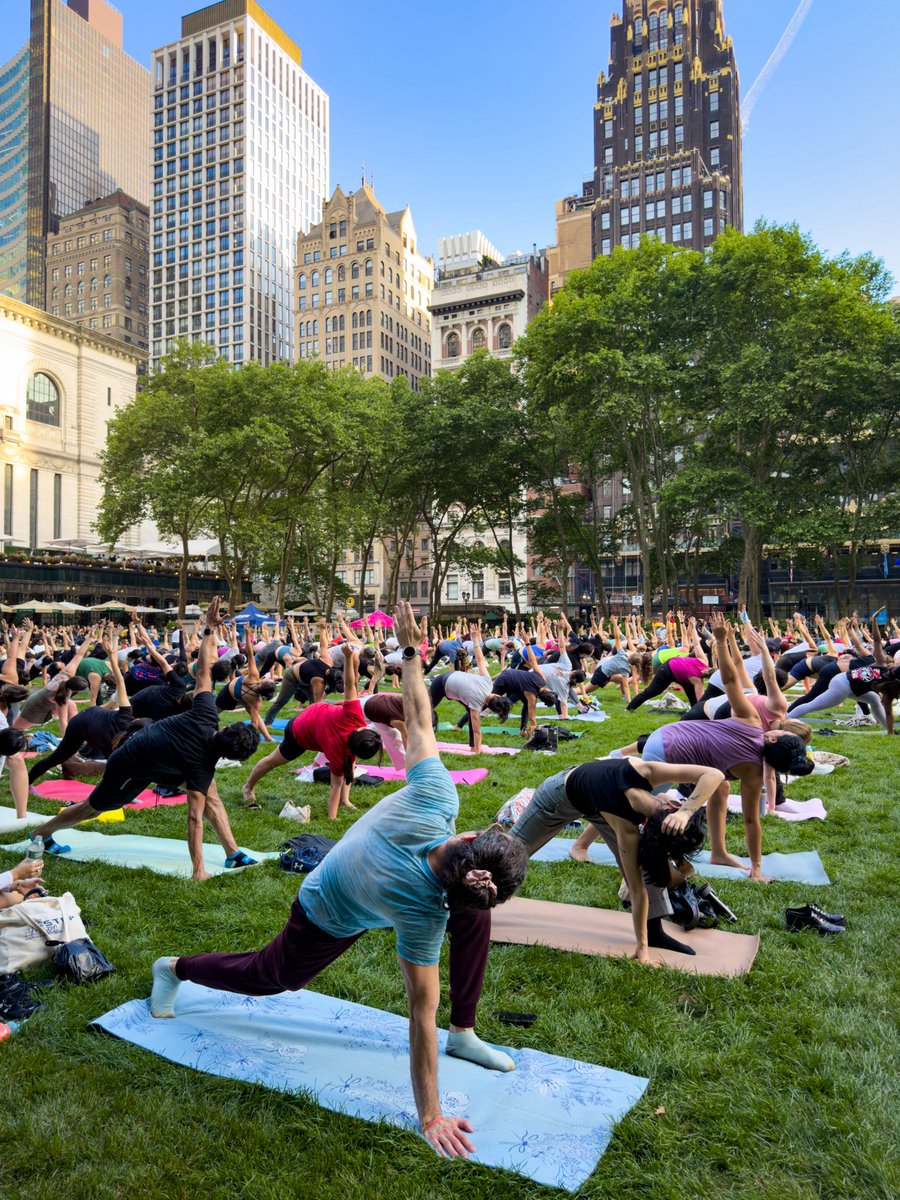 bryantparknyc's tweet photo. Yoga update 🚨: 

Due to weather ☀️🥵, Bryant Park Yoga presented by @thehalara will be from 6:30pm-7pm. 

More info 💚: https://t.co/c4JqA92Zgt https://t.co/V4faiA5qh6