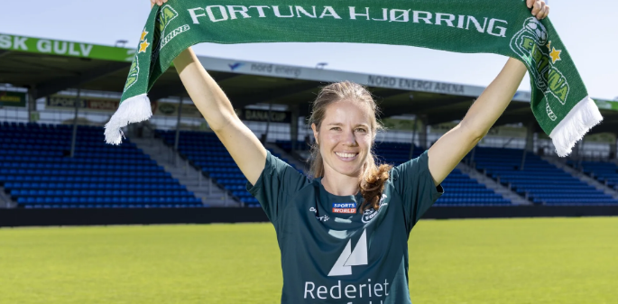ltaagency's tweet photo. NEW CONTRACT / @sofiejungep✍️ @FortunaHjorring🤝

Danish international midfielder Sofie Junge Pedersen has signed a contract with Fortuna Hjørring until 30 June 2027.

🔗https://t.co/BF7Oy2HdsU https://t.co/rY65v1eLoH