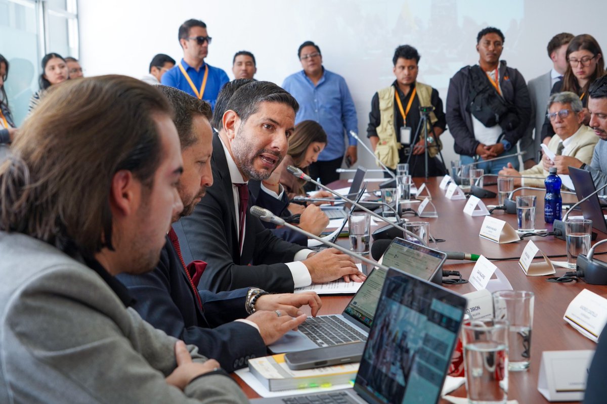 ECU911_'s tweet photo. 📍#Quito | El Director General del #ECU911, @JCPaladines, compareció ante la Comisión de Soberanía, Integración y Seguridad Integral de la @AsambleaEcuador para explicar el funcionamiento del sistema de interoperabilidad entre el ECU 911 y #SeguraEP.

Durante su intervención, destacó que la interoperabilidad con la entidad municipal de Guayaquil permite la visualización y el control de cámaras de videovigilancia únicamente bajo demanda, cuando existe una emergencia que es comunicada y coordinada con el ECU 911.

Asimismo, aclaró que el ECU 911 no ha emitido ningún aval para la implementación o funcionamiento de salas espejo y reiteró que la institución actúa conforme a sus competencias y protocolos de coordinación interinstitucional.