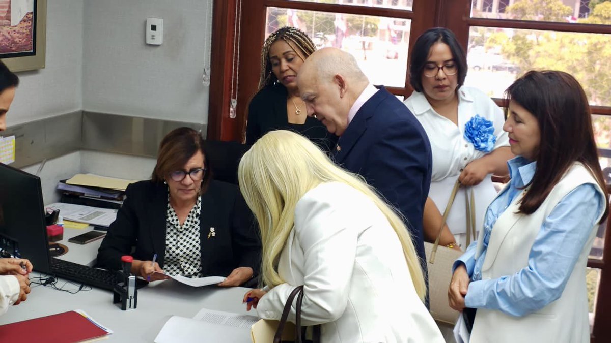jvcs57's tweet photo. Hoy acudimos al Congreso Nacional a depositar ante el @SenadoRD y la Cámara de @DiputadosRD una instancia de formal oposición a la osada e inconstitucional pretensión de varios grupos de abogados, periodistas y organizaciones que persiguen vanamente "reabrir" el debate de las tales tres causales de aborto en el Congreso.

El Congreso Nacional YA decidió rechazar incluirlas en el nuevo Código Penal porque se lo impide el artículo 37 de la Constitución que protege la vida desde la concepción hasta la muerte, entre otras poderosas razones. 

Por lo cual ese es un tema totalmente CERRADO por el Congreso Nacional y por la Constitucion. 👇

@ricardodlsanto3 @Pachecoalfredoo