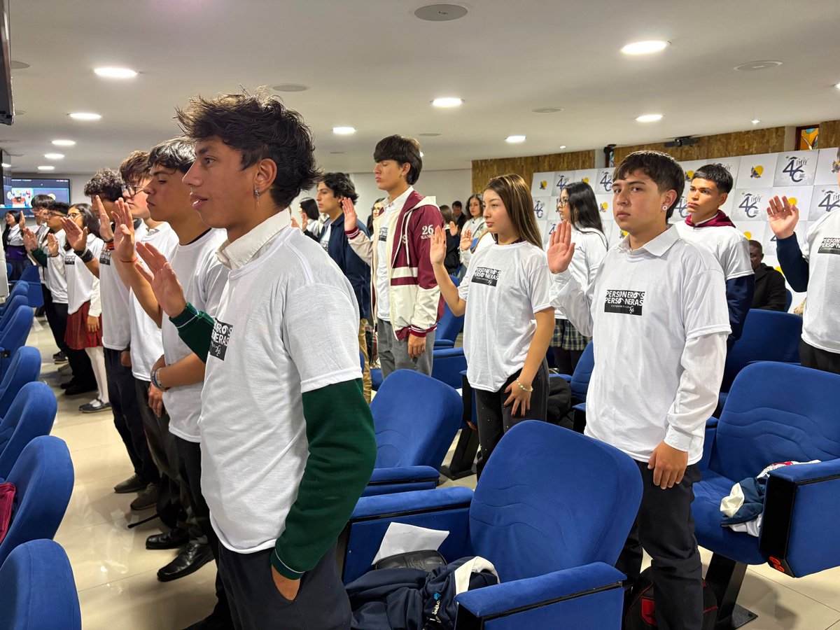 personeriabta's tweet photo. ¡De personeros estudiantiles a Parlamentarios Andinos Juveniles!

Hoy, 50 personeros y personeras estudiantiles de Bogotá asumieron el compromiso de convertirse en Parlamentarios Andinos Juveniles, una iniciativa que fortalecerá su liderazgo, capacidad de diálogo y participación democrática. 

Durante este proceso, trabajarán en comisiones enfocadas en temas como relaciones internacionales, educación, desarrollo sostenible, economía, derechos humanos, mujer y género, y control político, donde construirán propuestas para aportar soluciones a los retos de sus comunidades educativas. 

Desde la Personería de Bogotá seguimos promoviendo espacios que fortalecen las voces de las nuevas generaciones y fomentan una ciudadanía activa, participativa y comprometida con la defensa de los derechos humanos. 💛❤️

@Parlandino 
@andrescastrofr 

#PersoneríaDeBogotá #ParlamentoAndinoJuvenil #PersonerosEstudiantiles #ParticipaciónJuvenil #LiderazgoJoven #JóvenesQueTransforman