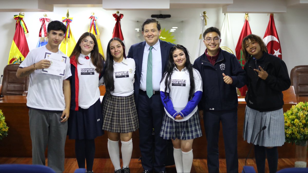 personeriabta's tweet photo. ¡De personeros estudiantiles a Parlamentarios Andinos Juveniles!

Hoy, 50 personeros y personeras estudiantiles de Bogotá asumieron el compromiso de convertirse en Parlamentarios Andinos Juveniles, una iniciativa que fortalecerá su liderazgo, capacidad de diálogo y participación democrática. 

Durante este proceso, trabajarán en comisiones enfocadas en temas como relaciones internacionales, educación, desarrollo sostenible, economía, derechos humanos, mujer y género, y control político, donde construirán propuestas para aportar soluciones a los retos de sus comunidades educativas. 

Desde la Personería de Bogotá seguimos promoviendo espacios que fortalecen las voces de las nuevas generaciones y fomentan una ciudadanía activa, participativa y comprometida con la defensa de los derechos humanos. 💛❤️

@Parlandino 
@andrescastrofr 

#PersoneríaDeBogotá #ParlamentoAndinoJuvenil #PersonerosEstudiantiles #ParticipaciónJuvenil #LiderazgoJoven #JóvenesQueTransforman